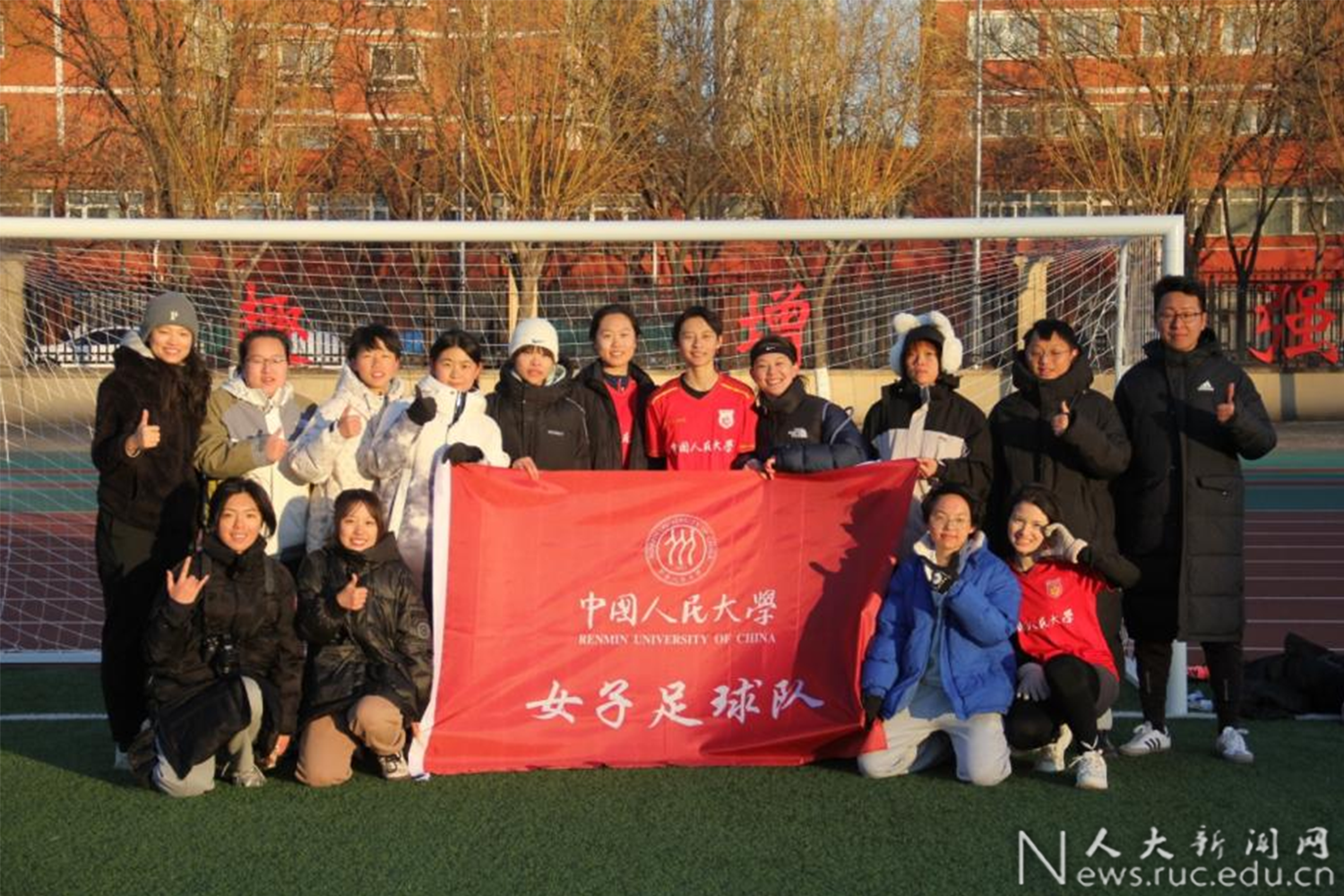足球联赛女队队员共同奋斗，展现团结拼搏精神的简单介绍