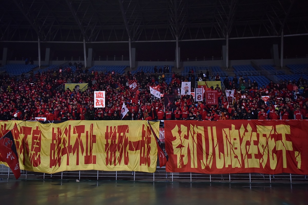 关于主场优势突显，球队球迷团结一心为之助威的信息