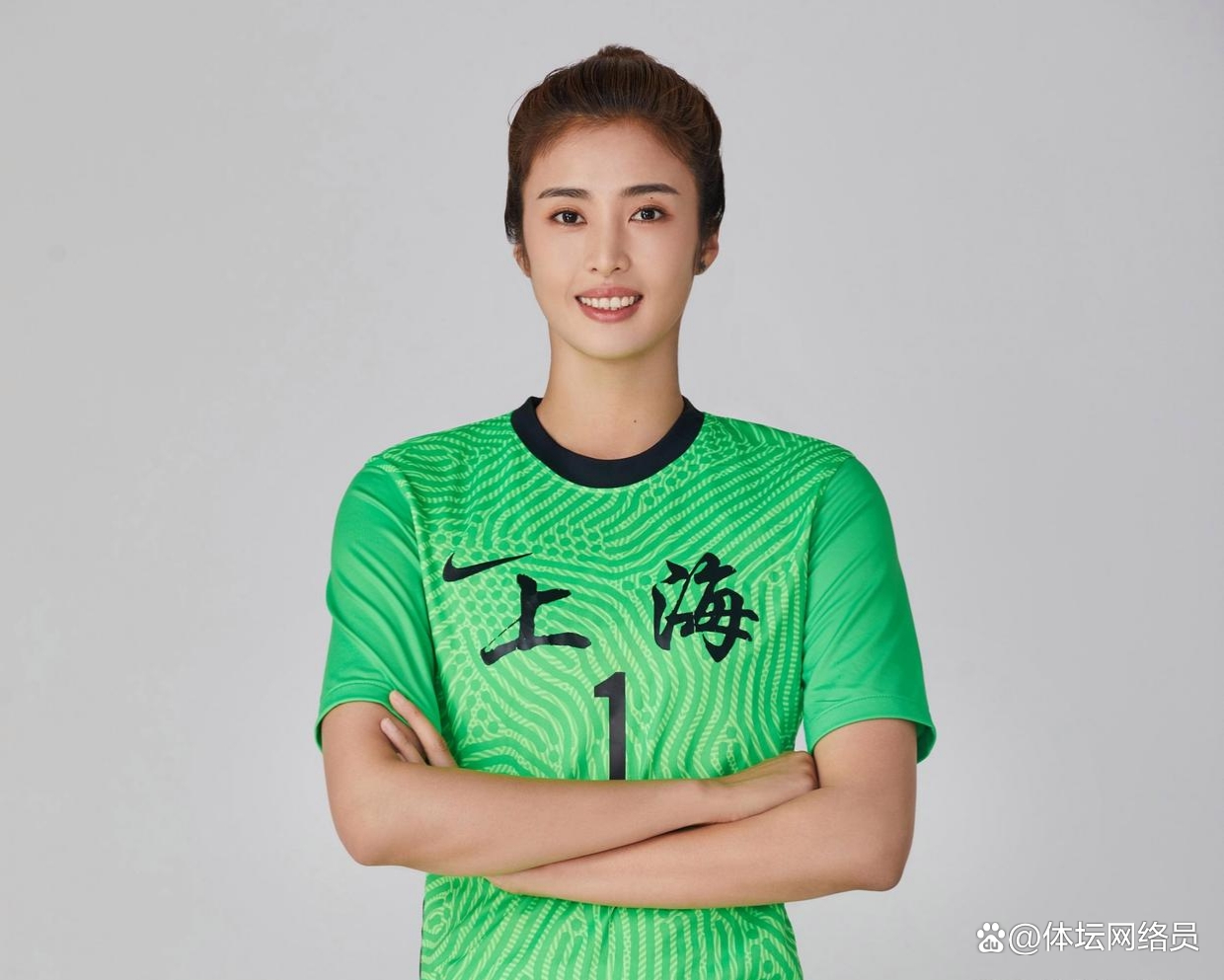 包含足球赛事英姿飒爽：女球员荣耀登顶夺冠的词条